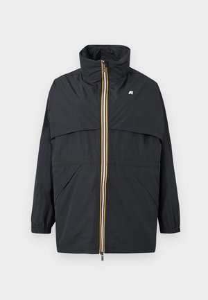 Must kerge jakk kõrge kraega, mitmevärvilise triibulise tõmblukuga, elastsete mansettide ja küljetaskutega, rinnal väikese logoga.