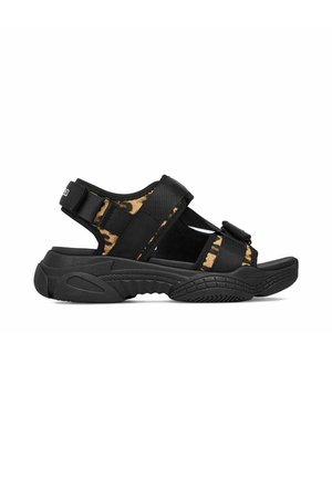 Sort og leopardprint sandal med åbne tæer, tyk gummi sål og justerbare stropper ved ankel og tæer.