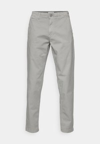 Pantalon gris clair slim avec passants pour ceinture, bouton frontal, fermeture éclair, poches latérales et arrière, présenté sur un fond blanc.