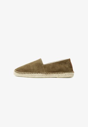 Espadrilla de ante caqui con punta redondeada, suela de yute trenzado y detalles cosidos alrededor del borde. Diseño simple y plano.