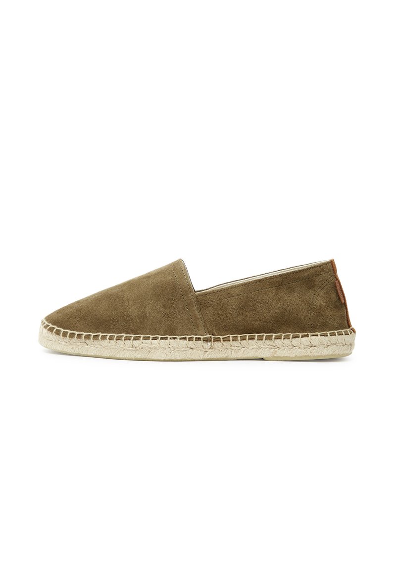 Espadriglia in suede khaki con punta arrotondata, suola in corda di juta e dettagli cuciti attorno al bordo. Design semplice e piatto.