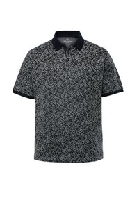 Polo a maniche corte in blu navy e grigio con un motivo geometrico. Presenta un colletto blu navy e una patta con tre bottoni. Materiale in misto cotone.