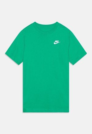 Zielona koszulka Nike z krótkim rękawem, białym logo na lewej piersi, okrągłym dekoltem i gładkim wzorem na jasnym tle.