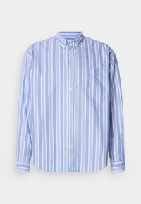 Chemise bleu clair à manches longues avec rayures blanches verticales, col boutonné, poche avant et boutons blancs.