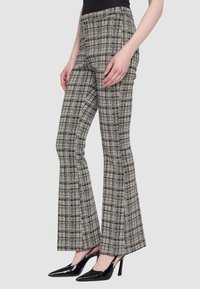 Pantaloni svasati a quadri in grigio, nero e bianco. Design a vita alta con tessuto strutturato, finitura pulita e linee sottili.