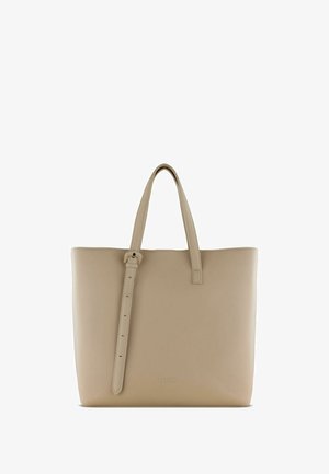 Beige leren tote bag met een gladde textuur, rechthoekige vorm, platte bodem en twee lange handvatten. Voorzien van een verstelbare schouderband en logo-detail.