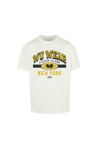 Balta medvilnė marškinėliai su ryškiu juodu ir geltonu WU WEAR grafiniu dizainu, o žemiau spausdinta „Staten Island“ ir „New York 1995“ užrašai.
