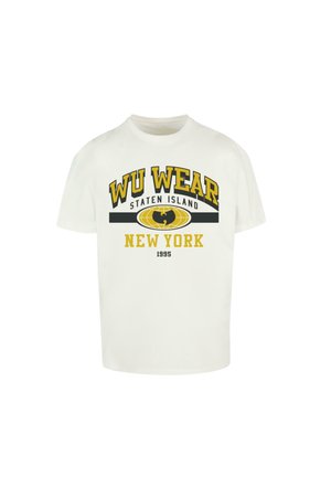 Balta medvilnė marškinėliai su ryškiu juodu ir geltonu WU WEAR grafiniu dizainu, o žemiau spausdinta „Staten Island“ ir „New York 1995“ užrašai.