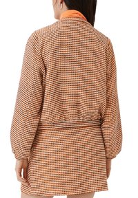 Oranje en roomkleurige jacquardjas met een getailleerde taille, lange mouwen en een gestructureerde stof, voorzien van een klassieke kraag en een uniform ruitpatroon.