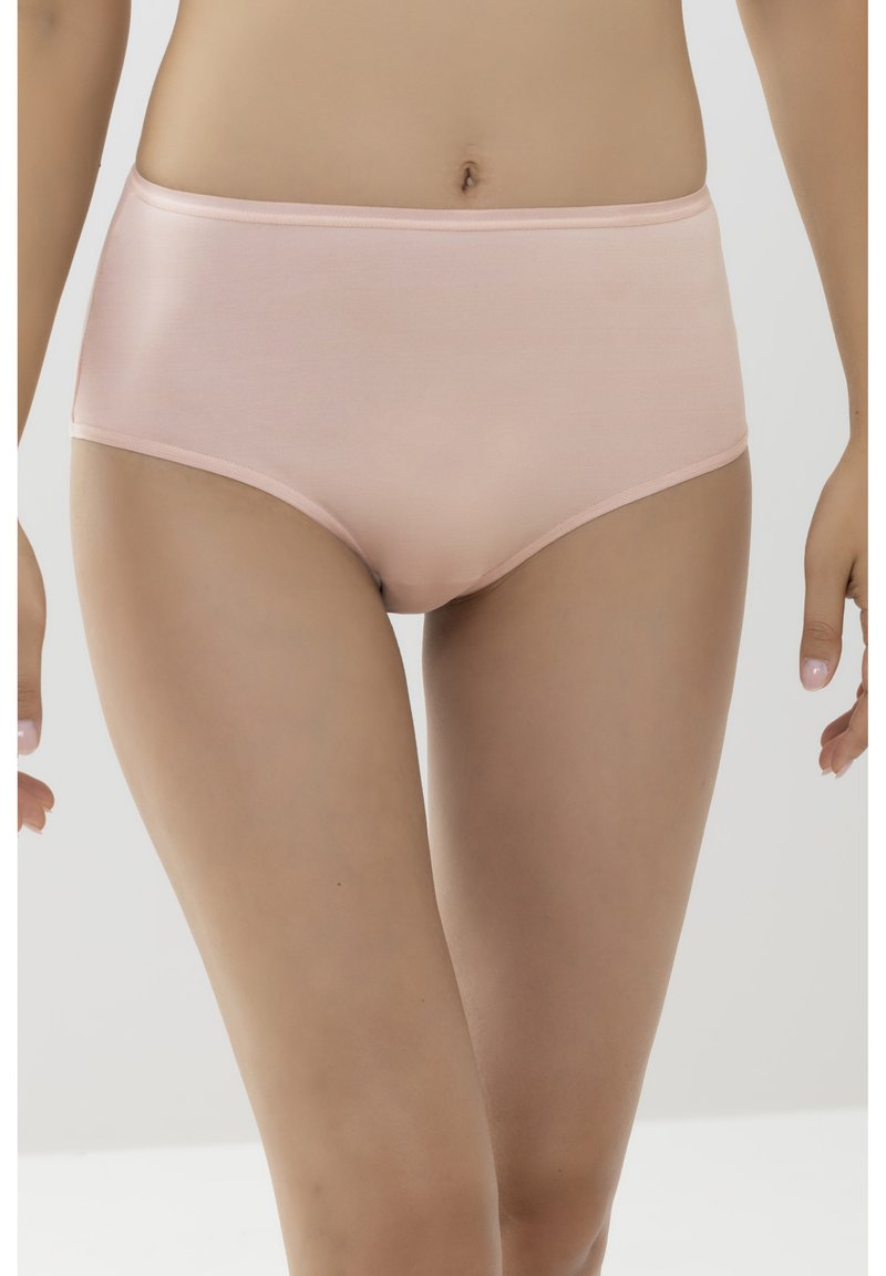 Culotte taille haute rose clair en tissu doux, avec un design simple sans motifs ni embellissements visibles.