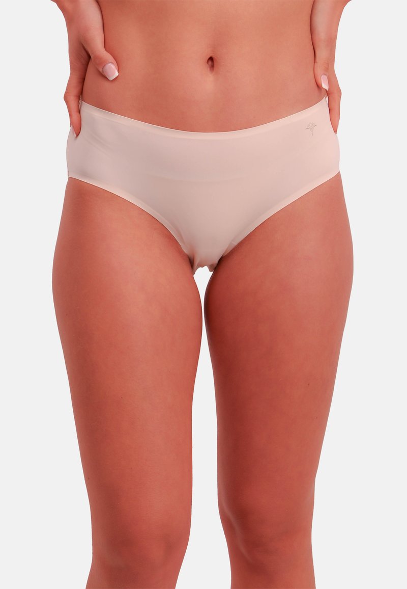 Culotte beige taille haute en tissu doux et lisse. Caractérisée par un design sans coutures et une ceinture élastique pour le confort. Sans motifs ni accessoires visibles.