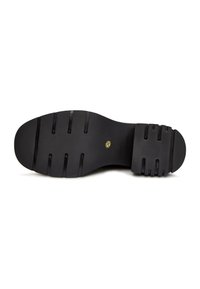 Semelle de chaussure noire avec des rainures horizontales au talon et à l'avant-pied, avec un petit emblème doré au centre.