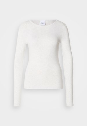 Fehér hosszú ujjú póló puha, könnyű anyagból, kerek nyakkivágással és slim fit szabással, enyhe textúrával.