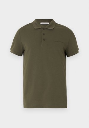 Tricou polo cu mânecă scurtă verde măsliniu, cu trei nasturi, guler reiat și logo subtil "Tiger of Sweden" pe piept.