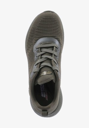 Zapatilla deportiva Skechers en verde oliva con parte superior de punto acanalado, cierre de cordones frontal y cuello acolchado vista desde arriba.