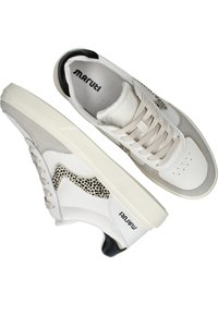 Witte sneakers met textuuraccenten, grijs suede en een zwarte hiel. Voorzien van een vetersluiting, perforaties en een gespikkeld patroon aan de zijkant.