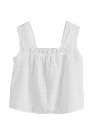 Biela blúzka bez rukávov so štvorcovým výstrihom, čipkovým lemovaním a jemnou kockovanou štruktúrou, vyrobená z ľahkej látky.