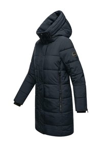 Dlhý, tmavomodrý zateplený kabát s vysokým golierom, bočnými vreckami na zips a prešívaným dizajnom. Má elastické manžety a detail loga na rukáve.