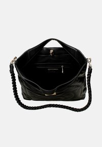 Borsa a mano in pelle nera con finitura testurizzata, una tracolla intrecciata e una tasca interna con zip. Caratterizzata da una chiusura in tono oro e un design spazioso.