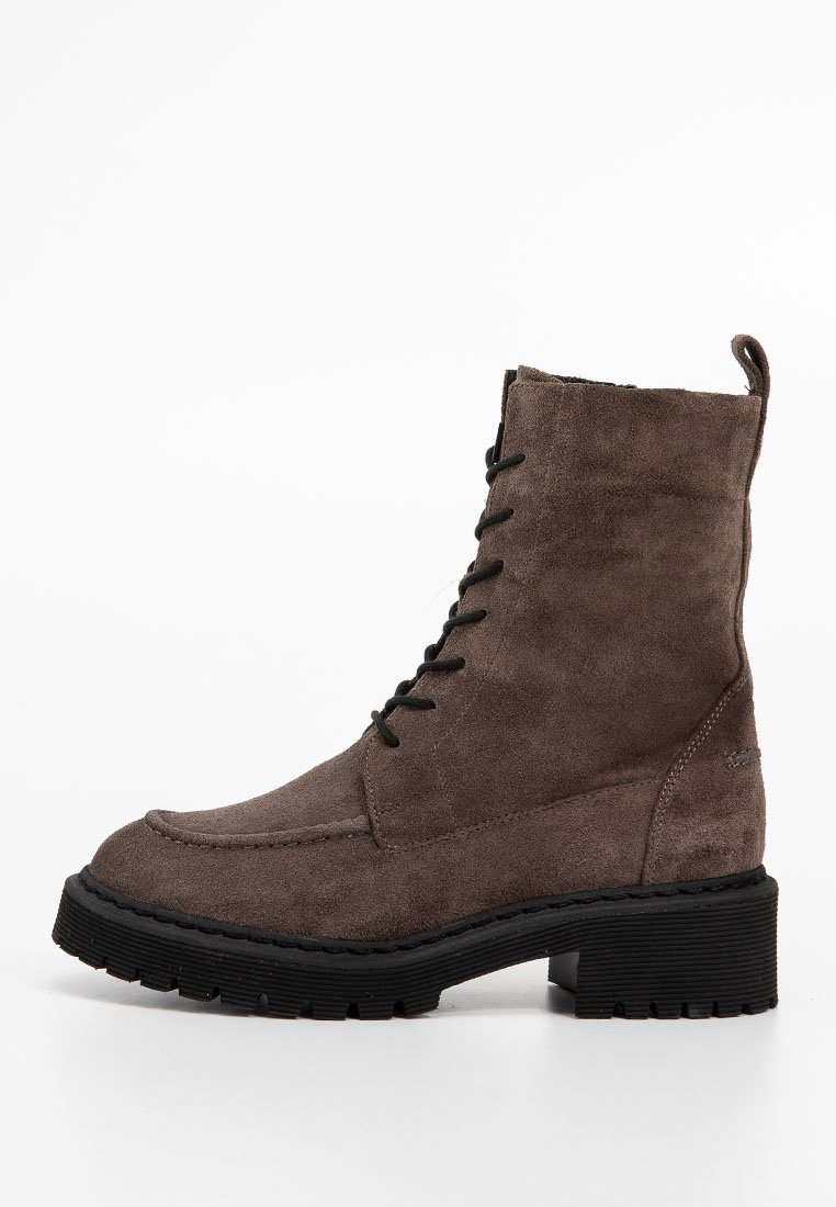 Braune Wildleder-Stiefelette mit schwarzer Gummisohle, Schnürung an der Vorderseite, mock toe Naht und runder Form, mit einer Zuglasche an der Ferse.