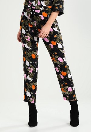 Pantaloni neri con un motivo floreale multicolore in arancione, rosa e bianco. Presentano una cintura e un design slim fit, abbinati a stivaletti neri alla caviglia.