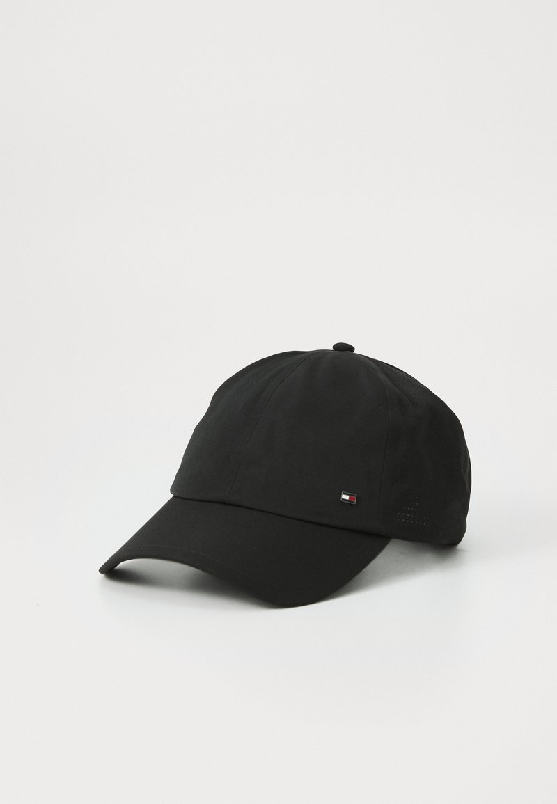 Zwarte baseballcap met gebogen rand en een klein rechthoekig logo op het rechter voorpaneel, tegen een eenvoudige witte achtergrond.