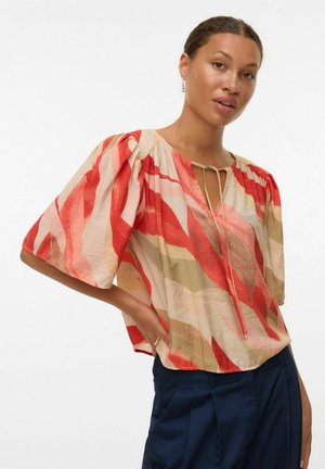 Blouse à motif abstrait en beige, rouge et vert, présentant une coupe décontractée, des manches bouffantes et une fermeture à nouer à l'avant. Tissu lisse et léger.
