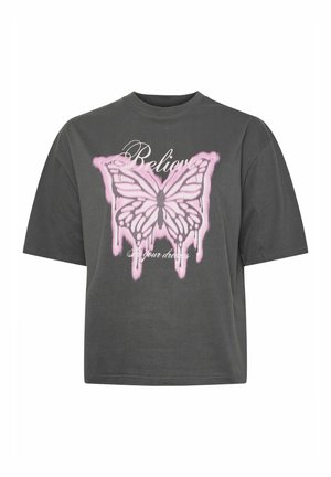 Mørkegrå T-shirt med pinkt dryppende sommerfuglegrafik og ordene "Tro på dine drømme" i hvid skrift.