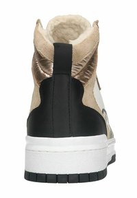 Hoge sneaker met een beige suede bovenkant, zwarte rubberen hiel en metallic gouden accenten. Dikke witte zool met gestructureerde zwarte loopvlak.