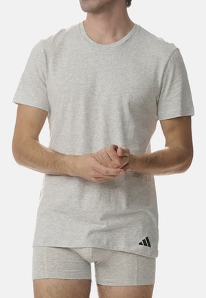Grå crew neck t-shirt lavet af blødt stof, med korte ærmer og en sort Adidas-logo detalje på siden.