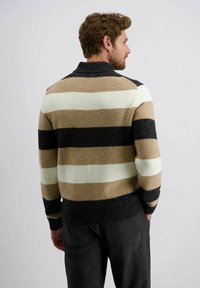 Strickpullover im gestreiften Muster mit beige, weiß, schwarz und braun. Hoher Kragen, gerippte Bündchen und Saum sowie weiche Textur.
