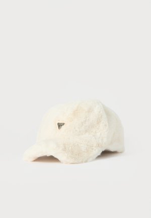 Casquette en peluche de couleur crème avec un petit logo en métal en forme de triangle à l'avant, présentée sur un fond blanc uni.