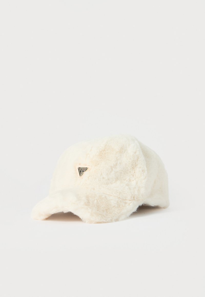 Ecrufarbene weiche Baseballmütze mit einem kleinen dreieckigen Metalllogo auf der Vorderseite, präsentiert vor einem schlichten weißen Hintergrund.