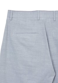 Pantalon bleu clair avec une texture subtile, présentant un devant plat, des passants de ceinture et une poche arrière unique.