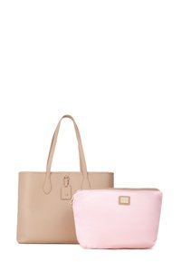 Borsa tote in pelle marrone con due manici e un'etichetta, abbinata a una pochette in nylon rosa. Entrambi presentano texture lisce; la tote ha una forma strutturata.