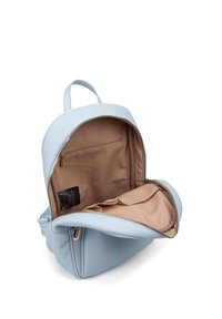 Zaino in pelle azzurro chiaro con un design arrotondato, zip dorata e fodera in tessuto beige. Presenta una tasca interna e una texture morbida.