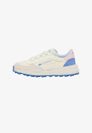 Off-white Lacoste sneaker met een blauwe zool, blauw logo aan de zijkant, lichtroze hieltab en een bovenwerk van mesh met suède accenten.