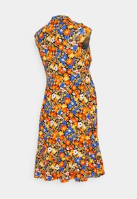 Kukkakuvioinen mekko, jossa on lyhyet hihat, oransseja, sinisiä ja keltaisia kukkia mustalla pohjalla, liehuva helma ja istuva vyötärö.