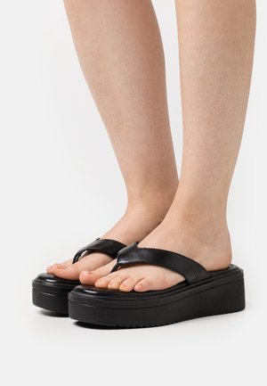 Zwarte platform flip-flops met een glanzende leren teenband en een textuurzool. Anatomische pasvorm met een open ontwerp, geschikt voor casual gebruik.