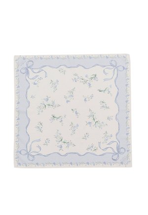 Tessuto rettangolare con centro bianco, bordo azzurro chiaro, rametti floreali e fiocchi di nastro blu ad ogni angolo.