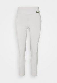 Jasnoszare legginsy bezszwowe z wysokim stanem i małym zielono-czarnym logo w kształcie półksiężyca po lewej stronie.