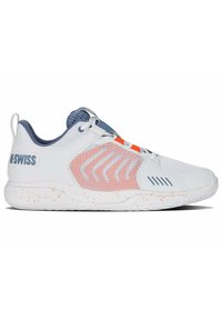 K-Swiss träningsskor i vitt med grå och rosa detaljer. Har andningsbar mesh, en texturerad sula och orange prickar på mittsålen.