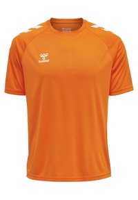 Camiseta deportiva naranja hecha de tejido ligero. Presenta cuello redondo, mangas cortas y acentos blancos en los hombros. Marca impresa en el frente.
