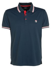 Námořnická modrá polo košile FILA s červeným a bílým proužkovaným límečkem a manžetami na rukávech, se zapínáním na tři knoflíky a malou logovou nášivkou na hrudi.