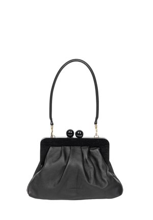 Czarna skórzana torebka z delikatnie marszczonym wzorem, posiadająca zwartą czarną ramę i dwa okrągłe czarne dekoracyjne zapięcia na górze.