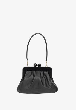 Czarna skórzana torebka z delikatnie marszczonym wzorem, posiadająca zwartą czarną ramę i dwa okrągłe czarne dekoracyjne zapięcia na górze.