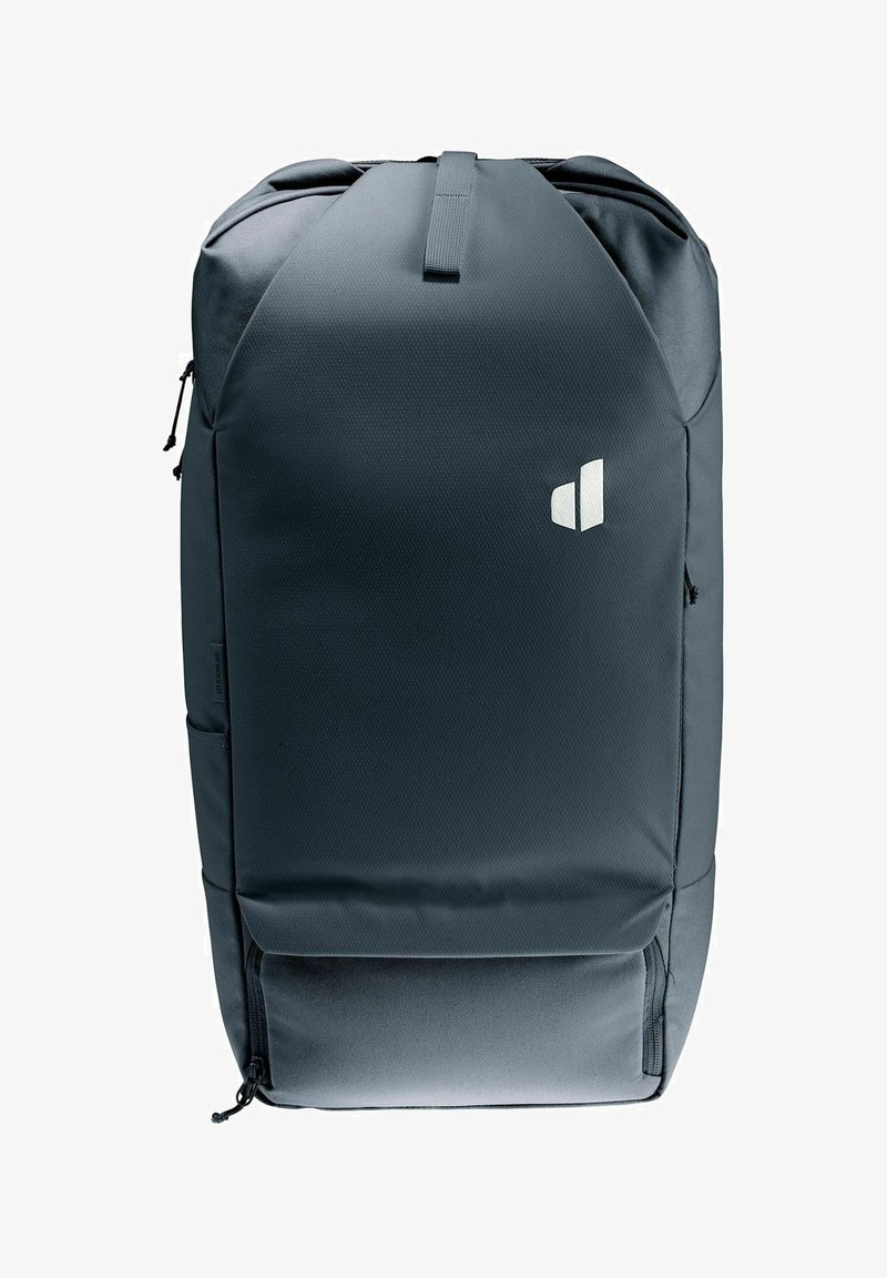 Mochila cinza escura com uma superfície texturizada, design angular, pega superior, bolso lateral e um logótipo branco no canto superior direito.