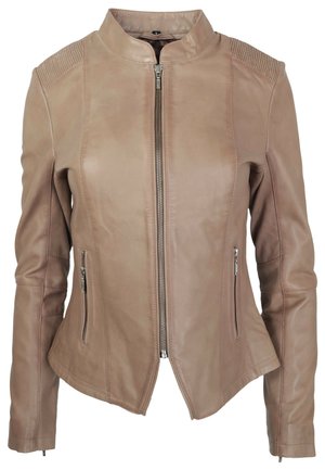 Giacca in pelle marrone con una forma leggermente aderente. Presenta un colletto alto, una chiusura con cerniera e dettagli a coste sulle spalle. Due tasche laterali.