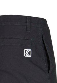 Černé látkové kraťasy s přední kapsou, zadní kapsou s lemováním a bílým vyšitým logem na přední straně.