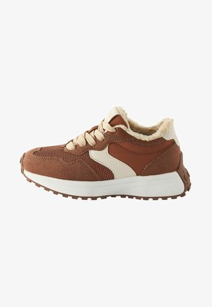 Brune og beige sneakers med ruskind og meshmaterialer, struktureret gummisål, rund tå og kunstpelsforing omkring åbningen.